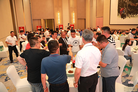 �ڸ���ԃ���F(tu��n)8����c�䣬���S200�f�ت�(ji��ng)��(j��ng)�I(y��ng)����F(tu��n)�(du��)