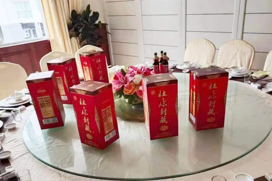 ж����������M��һ���ſ�����